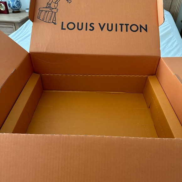 Authentic Louis Vuitton Khaki Green Lin Montsouris GM Backpack and box - Picture 11 of 11